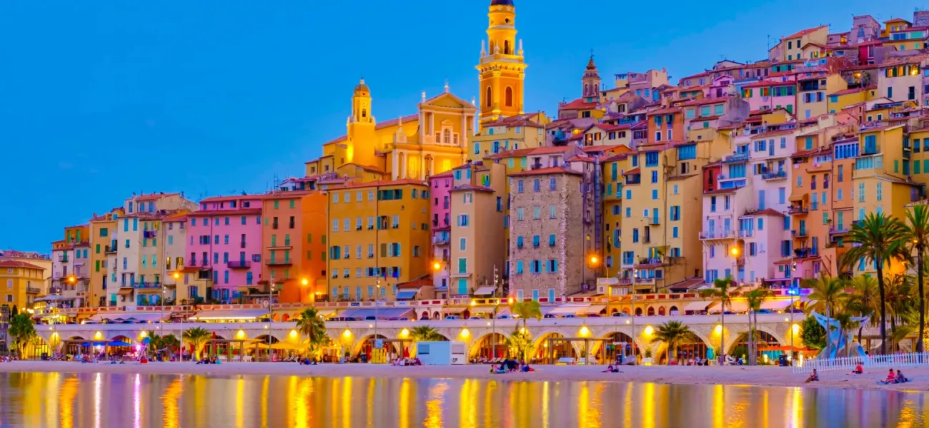 Stadt an der Côte d'Azur.