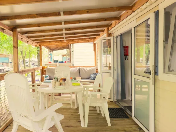 Das Classic Relax ist mit einem bequemen Loungesofa auf der Terrasse ausgestattet.