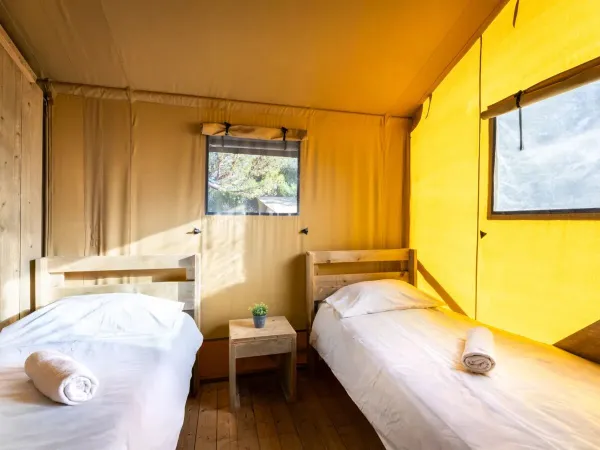 Das Roan Lodgetent Premium Xl Schlafzimmer mit zwei Einzelbetten inklusive Kissen und Einzelbettdecken.