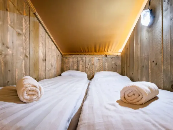 Das gemütliche und kuschelige Boxbett für zwei Personen im Roan Lodgetent Premium XL.