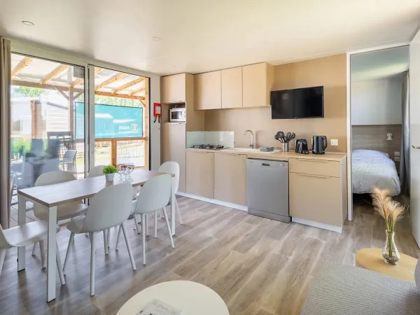 Die Roan Supreme Plus Lounge Wohnzimmer mit Küche.