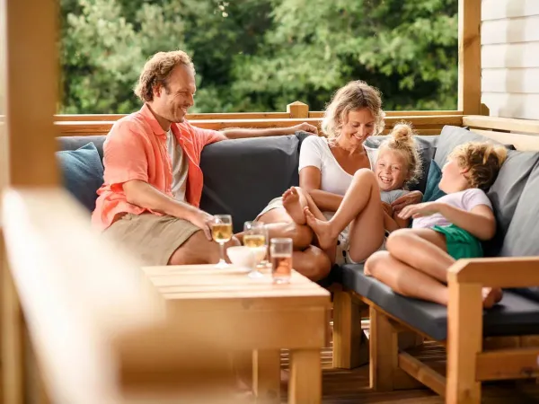 Gemeinsam auf der Veranda lachen und genießen.