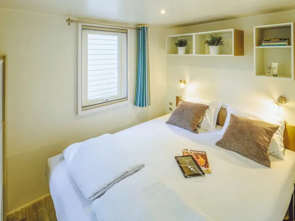 Roan Comfort Relax Schlafzimmer mit einem Doppelbett.