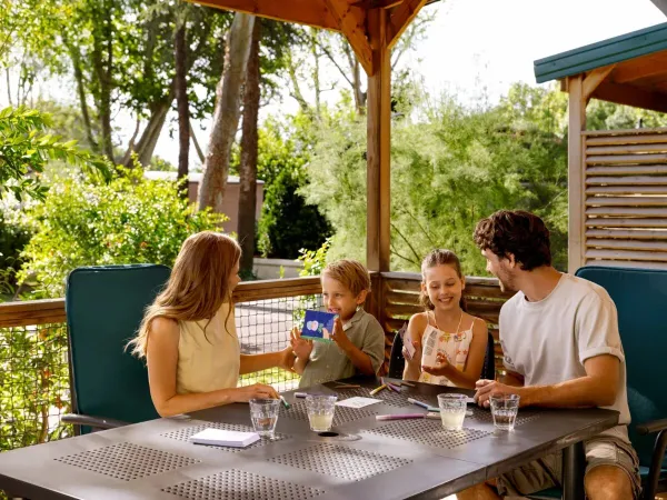 Genießen Sie gemeinsam auf der großzügig überdachten Veranda des Roan Lodgetent Premium XL.