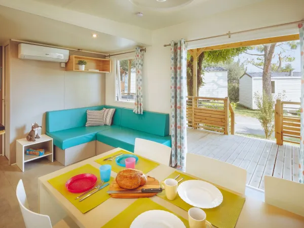 Das Premium Lounge -Wohnzimmer von Roan ist mit einem gemütlichen Ecksofa ausgestattet.