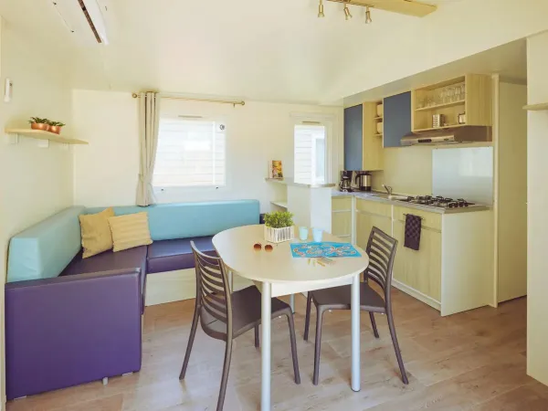 Das Premium-Wohnzimmer von Roan ist mit einem gemütlichen Ecksofa ausgestattet.