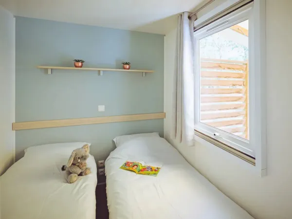 Das Roan Premium Schlafzimmer mit zwei Einzelbetten.