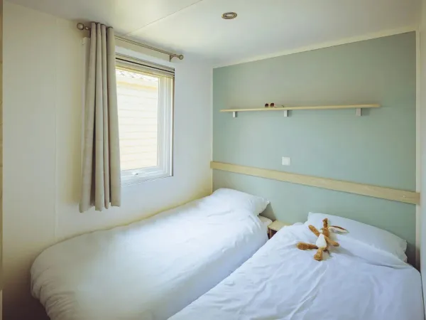 Das zweite Schlafzimmer mit zwei Einzelbetten des Roan Premium.