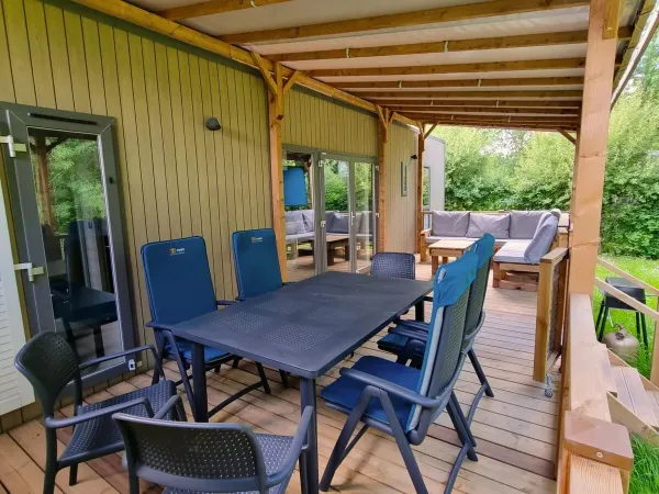 Die Veranda der Roan Supreme Plus Lounge ist vollständig überdacht und verfügt über Gartenmöbel und ein Loungesofa.