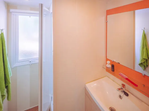 Das Comfort Plus verfügt über ein Badezimmer mit Toilette, Dusche und Waschbecken.