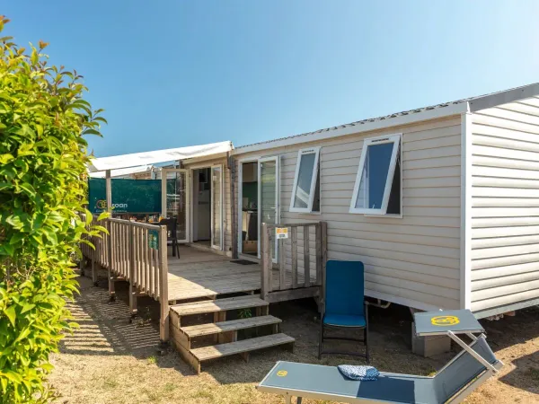 Der Roan Premium verfügt über eine halb überdachte Veranda.