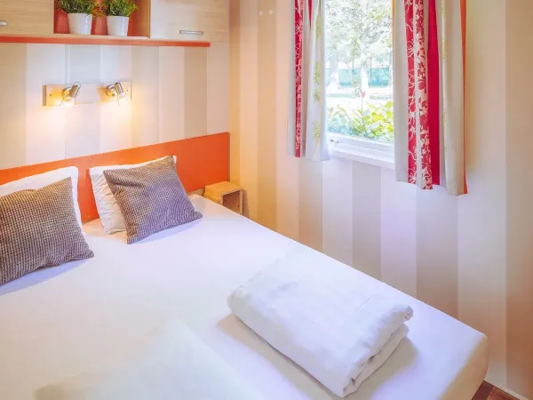 Roan Comfort Plus Lounge Schlafzimmer mit einem Doppelbett.