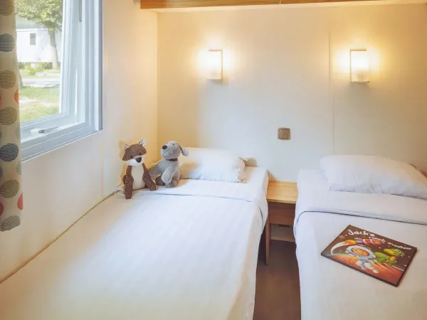 Zweites Schlafzimmer mit zwei Einzelbetten aus der Roan Comfort Plus Lounge.