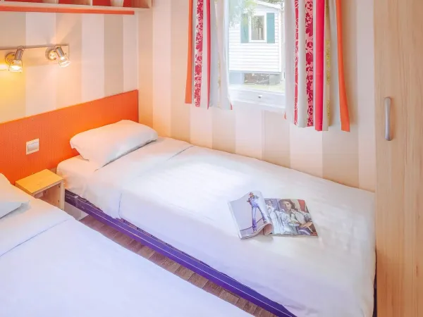 Roan Comfort Plus Relax Schlafzimmer mit zwei Einzelbetten.