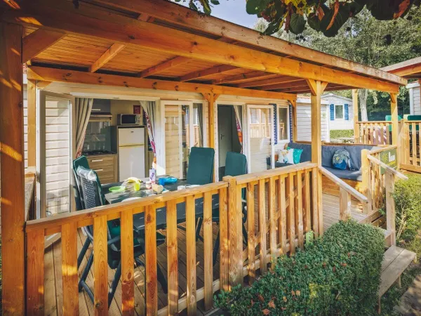 Überdachte Veranda mit schönem Loungesofa des Roan Comfort Plus Relax.