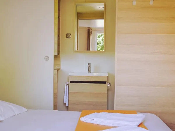 Das zweite Badezimmer liegt direkt neben dem Doppelschlafzimmer der Roan Supreme Plus Lounge.