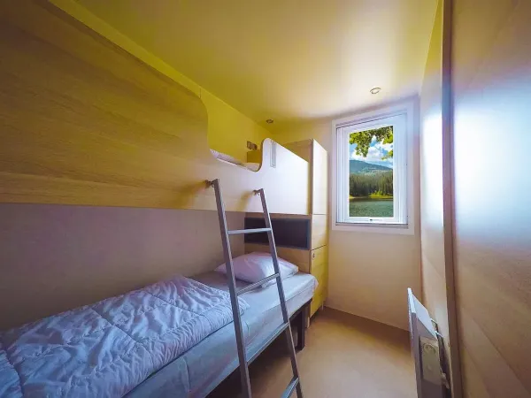Das Roan Supreme Plus Lounge Schlafzimmer mit Etagenbetten.