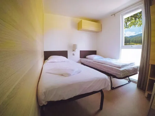 Das Roan Supreme Plus Lounge Schlafzimmer mit zwei Einzelbetten.