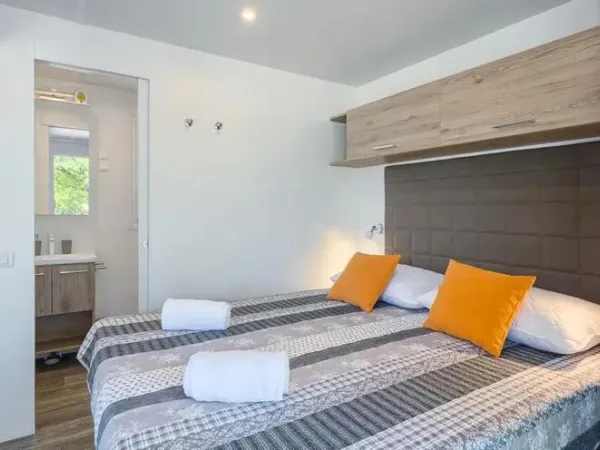 Das Roan Premium Lounge Schlafzimmer mit Doppelbett.