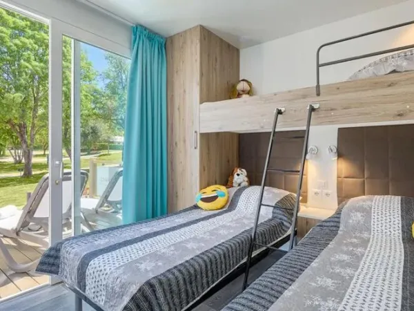 Das Roan Premium Lounge Schlafzimmer mit drei Einzelbetten.