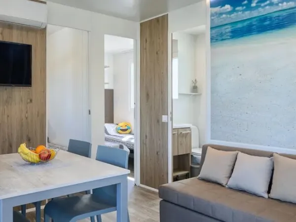 Das Wohnzimmer der Roan Premium Zone ist mit Klimaanlage und Satellitenfernsehen ausgestattet.