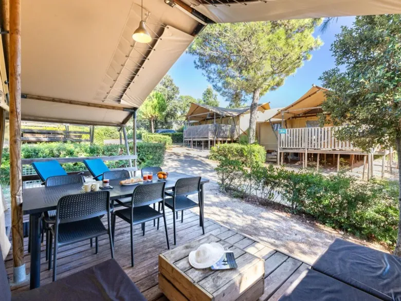 Das Roan Lodgetent Premium verfügt über eine geräumige überdachte Veranda mit Sitzecke und Esstisch.