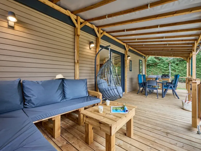 Die Veranda „Roan Supreme Plus Lounge“ ist überdacht und verfügt über eine Lounge-Couch und eine Außenküche.