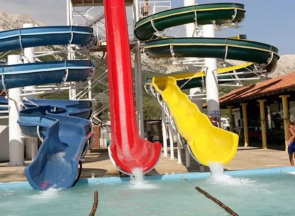 Wasserrutschen gegen Gebühr neben dem Roan Campingplatz Baška Camping Resort.