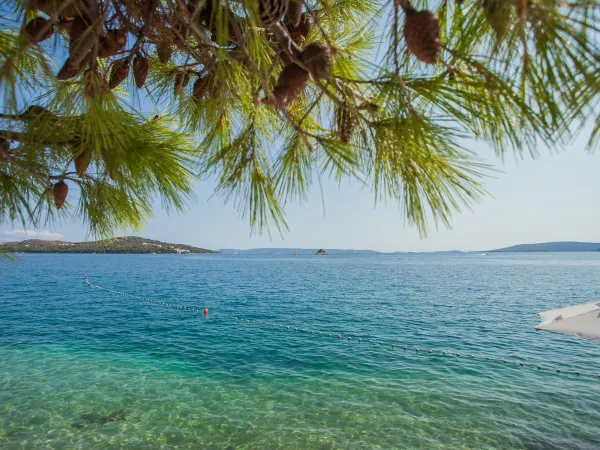 Azurblaues Meer auf dem Campingplatz Roan Amadria Park Trogir.