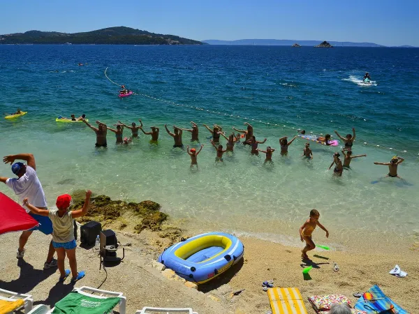 Wassergymnastik im klaren Meer mit dem Animationsteam des Campingplatzes Roan Amadria Park Trogir.