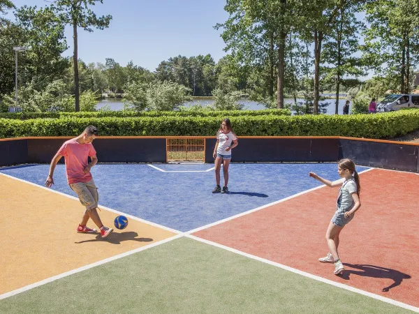 Fußball spielen auf dem Sportplatz des Roan Camping De Schatberg.