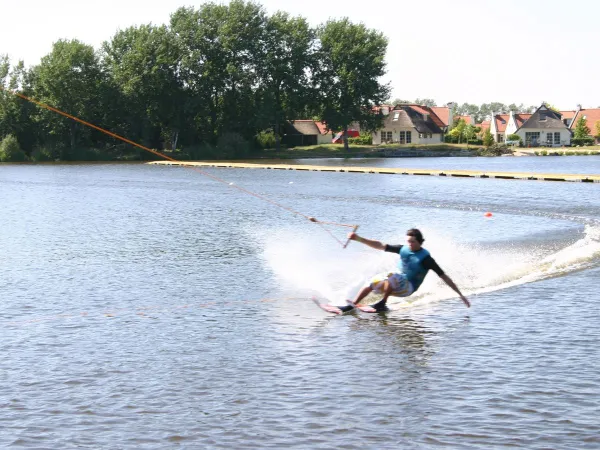 Wasserskifahren auf dem See des Roan Camping De Schatberg.