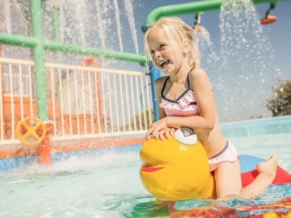 Wasserspielplatz auf dem Roan Camping De Schatberg.