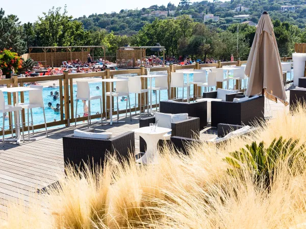 Poolterrasse auf dem Campingplatz Roan Domaine Naïades.