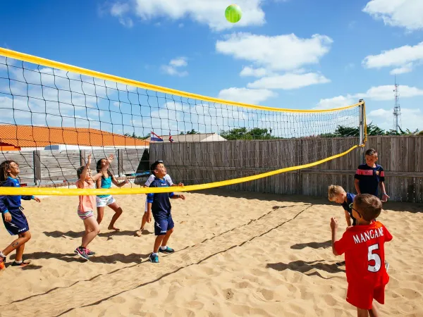 Volleyball spielen auf dem Roan-Campingplatz La Dune Des Sables.