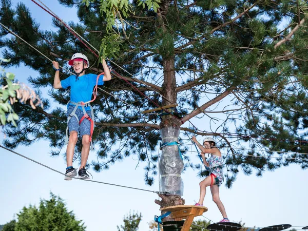 Kletterwald auf dem Roan Camping La Vallée.