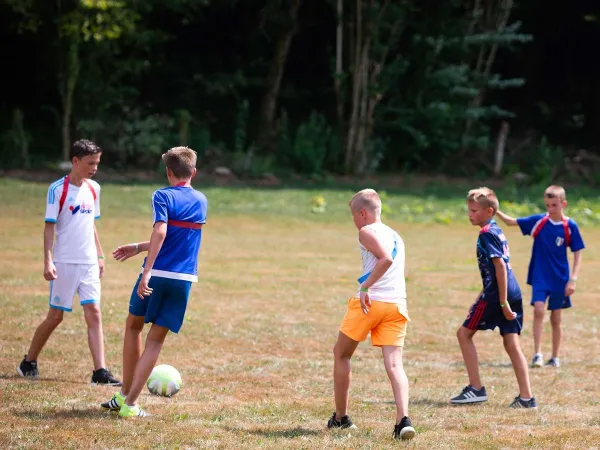 Fußball spielen auf dem Campingplatz Roan de Bonnal.