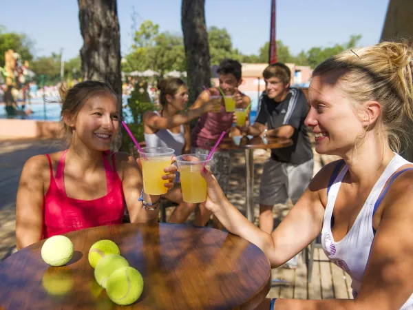 Genießen Sie einen Drink auf der Terrasse des Roan Camping Du Verdon.