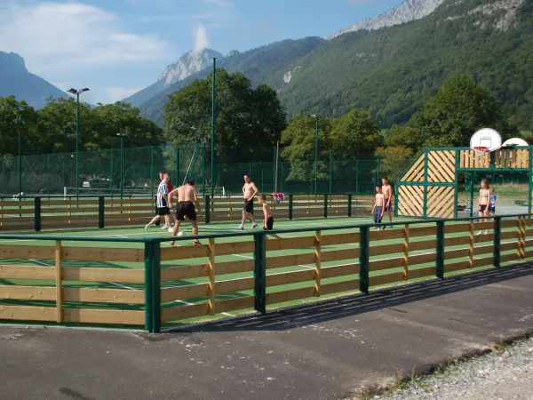 Spielen Sie Fußball auf dem Multisportplatz des Roan Camping L'Ideal.