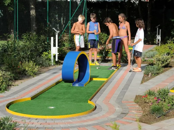 Minigolfplatz auf dem Campingplatz Roan Mediterraneo.