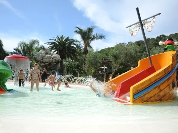 Wasserspaß im Kinderbecken auf dem Campingplatz Roan Rosselba.