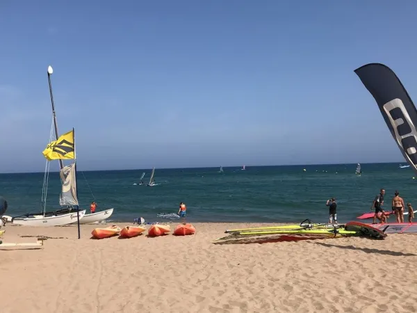 Wassersportmöglichkeiten auf dem Roan Campingplatz Playa Brava.