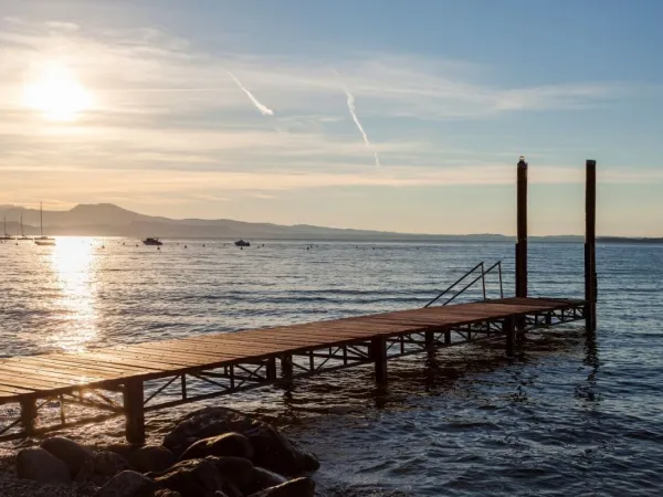 Pier bei Sonnenuntergang auf dem Campingplatz Roan Piantelle.