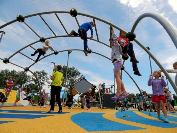 Großer Spielplatz auf dem Roan Campingplatz Pra'delle Torri.