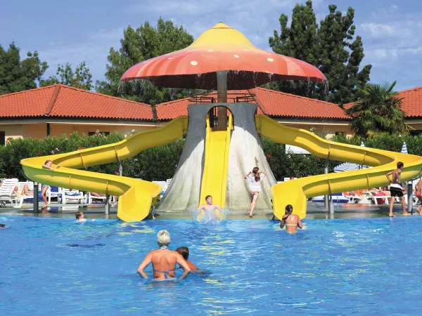 Wasserrutsche im Pool auf dem Campingplatz Roan Bella Italia.