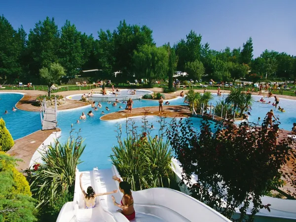 Übersicht Schwimmbad auf dem Campingplatz Roan Serignan Plage.