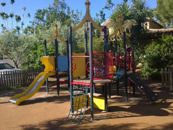 Ein Spielplatz auf dem Campingplatz Roan Serignan Plage.