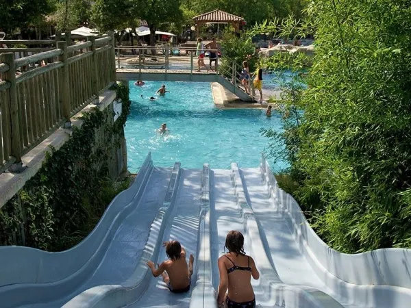 Rutschen Sie die Wasserrutsche am Pool des Campingplatzes Roan Le Ranc Davaine hinunter.