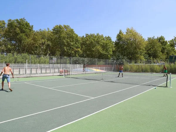 Tennisplatz auf dem Campingplatz Roan La Chapelle.