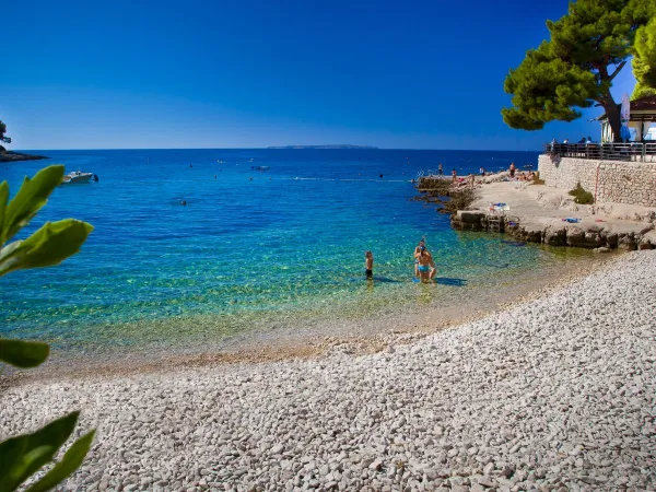 Kleiner Strand in der Nähe des Roan-Campingplatzes Cikat.